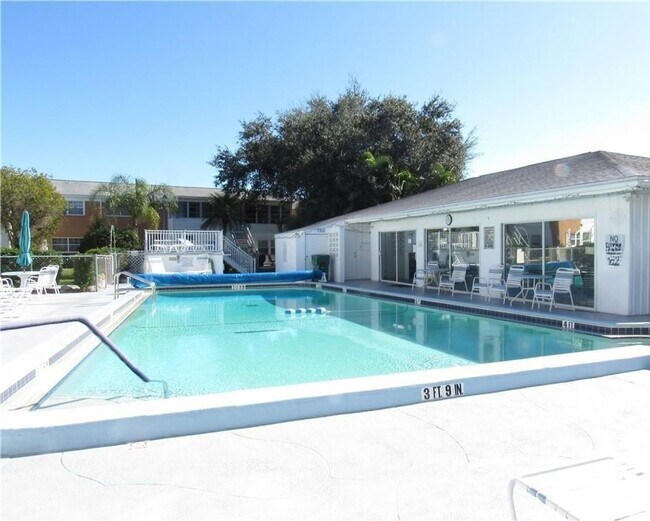 Building Photo - 2 bed/2 bath condo, 55+ community