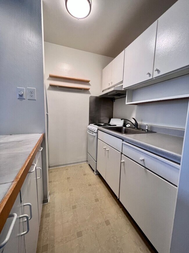 Foto del edificio - Cozy 1 bedroom on lush courtyard includes water / garbage & 1 parking spot.