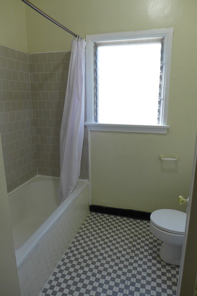 Bathroom - 1517 Dixon St