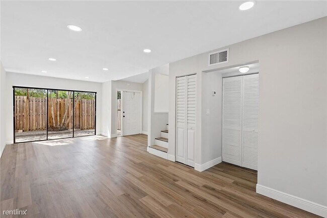 Building Photo - 2 br, 1.5 bath Townhome - 355 City View Dr
