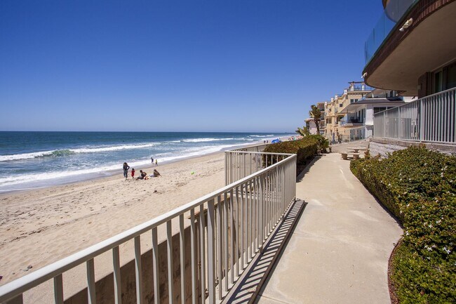 Foto del edificio - Prime beachfront  4-bdrm on the sand in Ca...