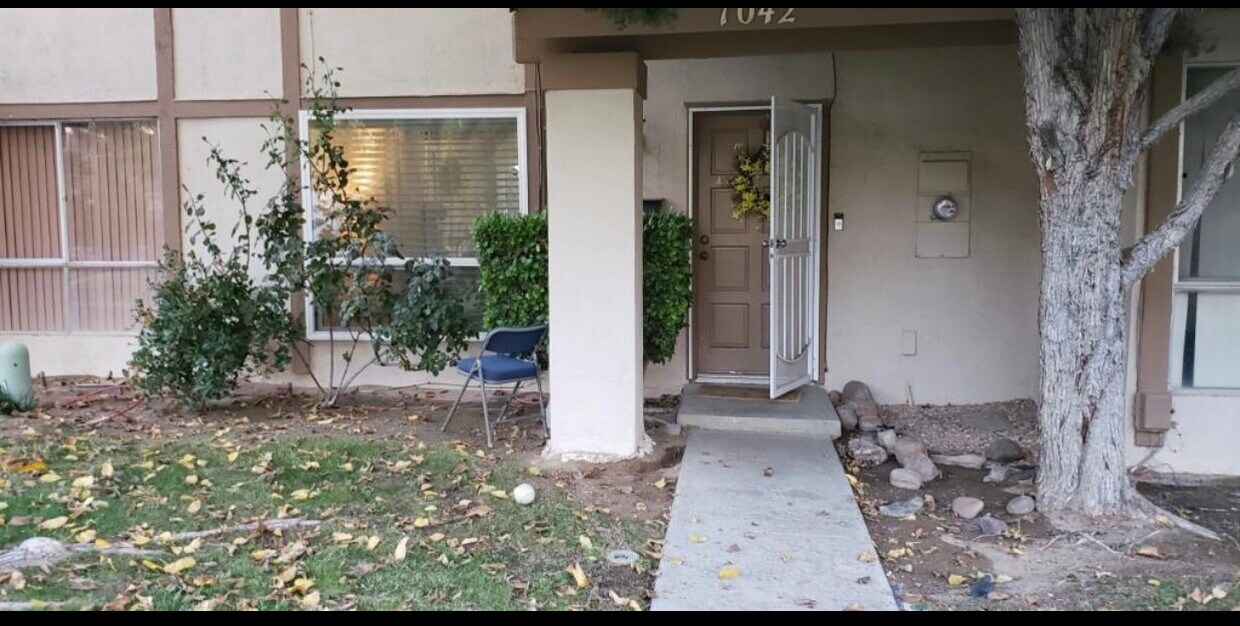 Primary Photo - 1042 Peg St