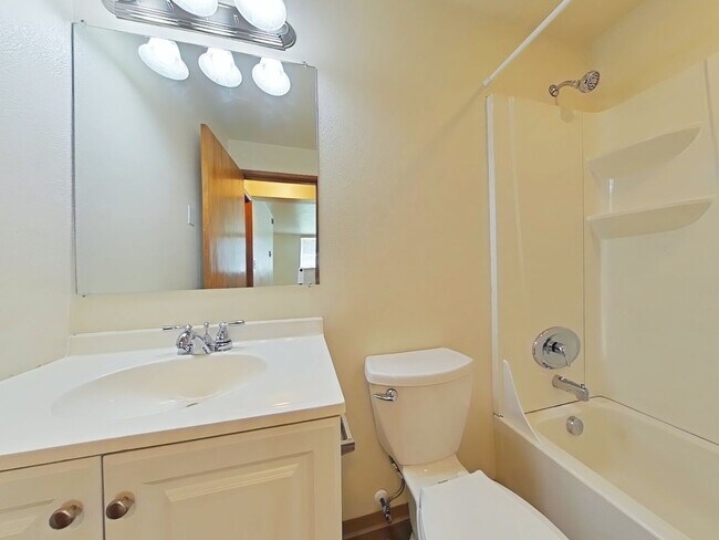 Foto del edificio - 1 Bedroom Apartment ~ Close to Campus ~ Ca...
