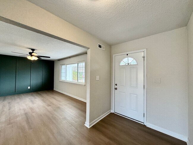 Foto del edificio - Fully-Renovated Ranch Home Available 03-19-26! Fenced Backyard - Pet Friendly - Washer & Dryer In...