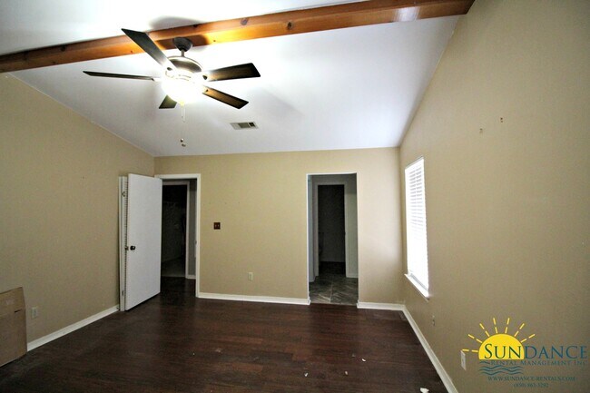 Building Photo - Beautiful 3 Bedroom Home with Pool in Nice...