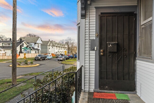 Foto del edificio - Charming 2BR Home in Prime Tacoma Location...