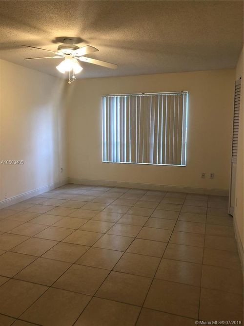 Foto del edificio - 5560 NW 61st St