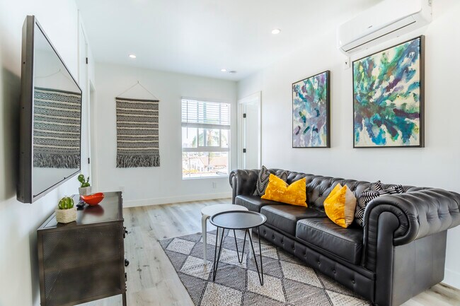 Sala de estar - 331 N Alexandria Ave