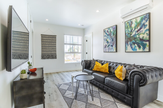 Living Room - 331 N Alexandria Ave