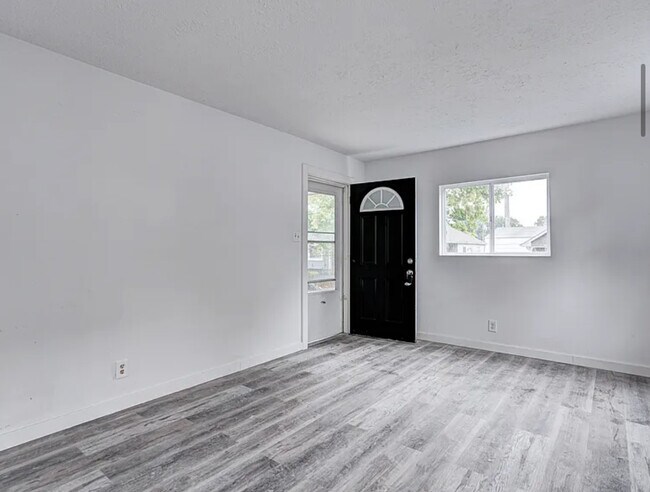 Foto del edificio - 734 N Arnolda Ave