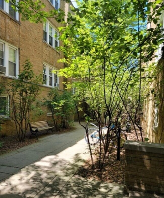 Building Photo - 683 W Wrightwood Ave