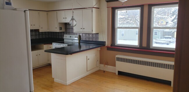 Kitchen 17' X 13' - 604 E Maple St