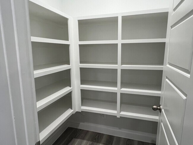 Foto del edificio - 3220 Crown Gate Dr