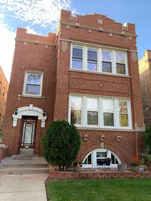 Foto principal - 4421 W Wrightwood Ave