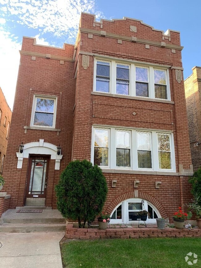 Building Photo - 4421 W Wrightwood Ave