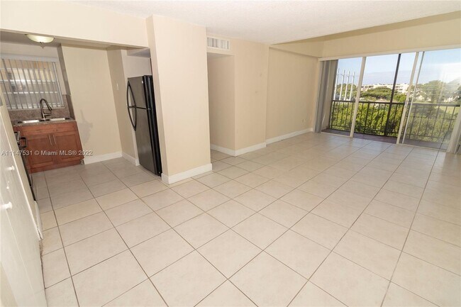 Building Photo - 8870 Fontainebleau Blvd
