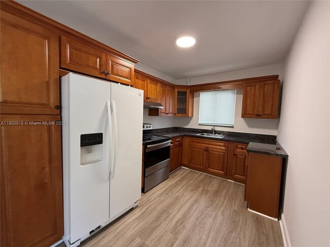 Foto del edificio - 1120 NW 32nd Ct