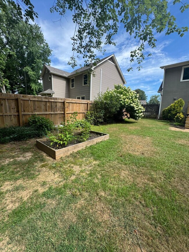 Building Photo - 2000/3 br/2.5 ba/ 2,330 sqft