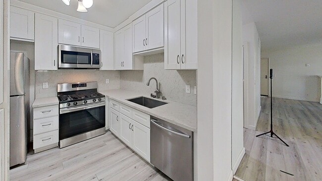 Building Photo - 3/Bedroom Townhouse In Woodland Hills!