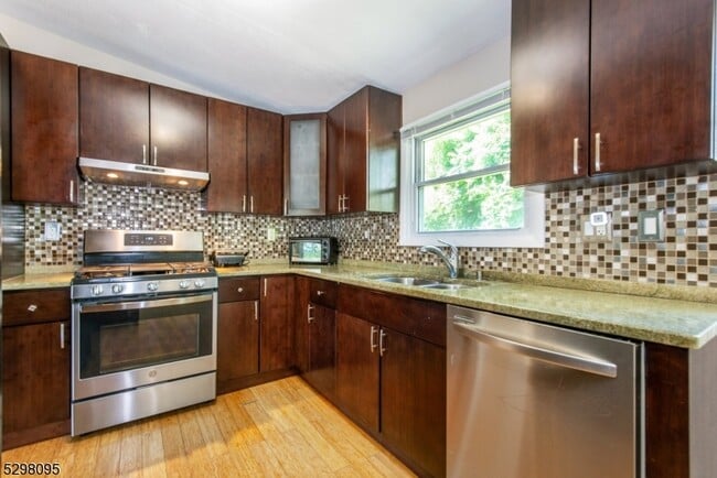 Building Photo - 19 Southwynde Dr