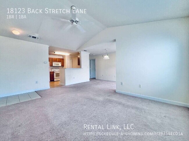 Foto del edificio - 18123 Back Stretch Ln