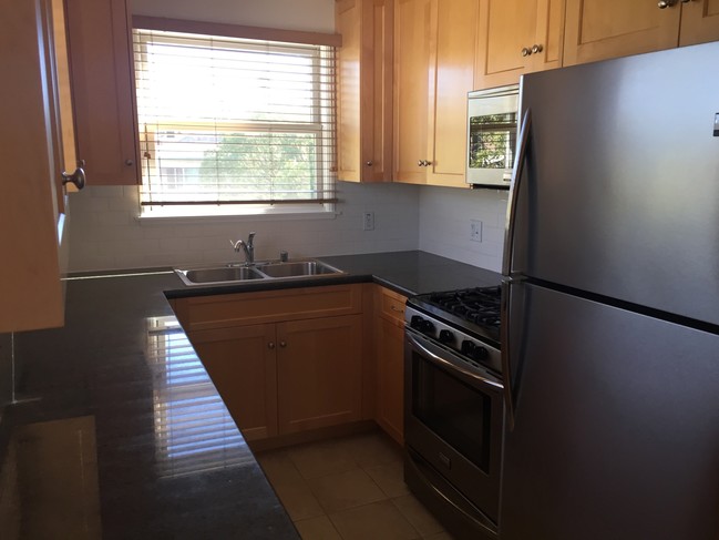 stainless kitchen - 909 Washington Ave