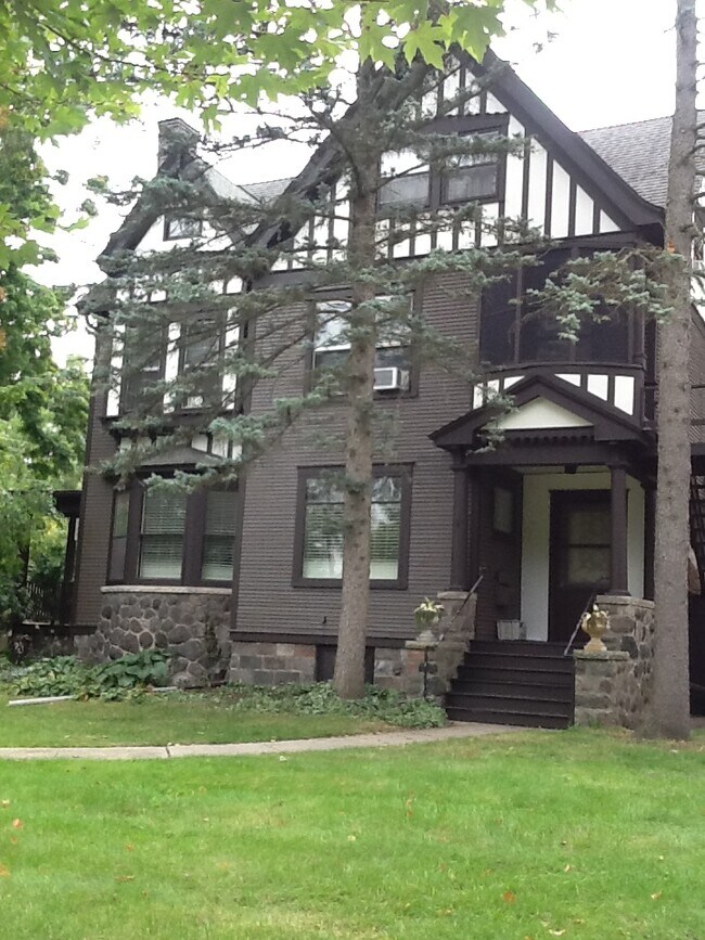 Photo - 717 W Huron St Apartments