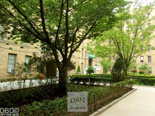 Foto del edificio - 15 Seaman Ave