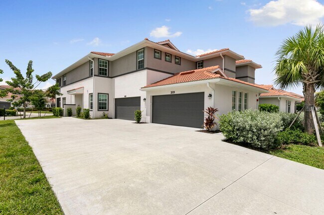 Building Photo - Stylish Corner Coach Home in Prime Fort My...