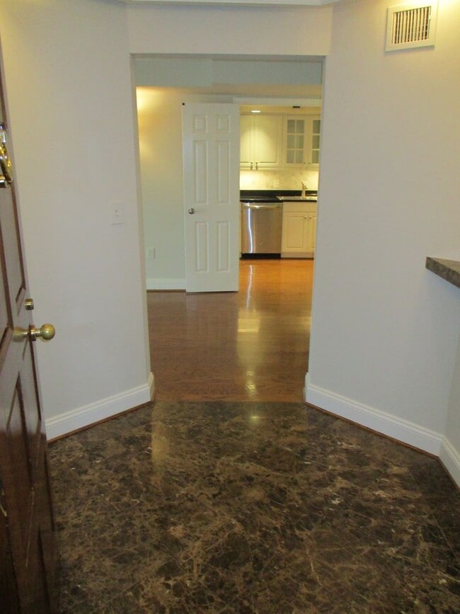 Building Photo - Luxury Two Bedroom Georgetown Apartment wi...