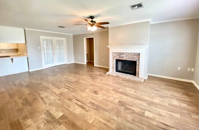 Building Photo - 405 N French Quarter Dr