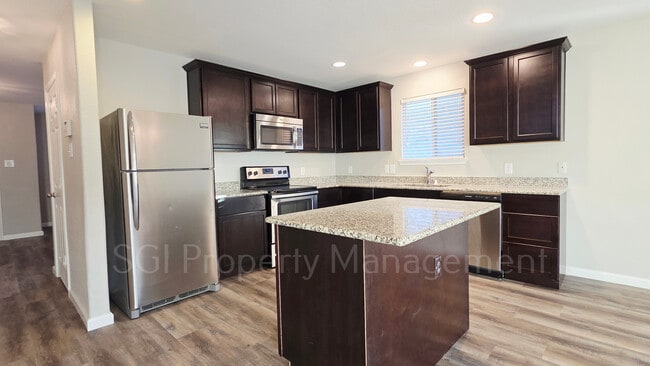 Foto del edificio - 824 Rivers Creek Ln