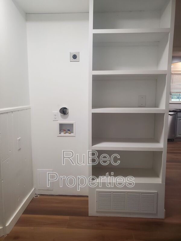 Foto del edificio - 15640 Ewart Rd