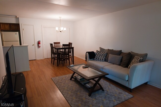 Building Photo - 11 Tansy Ct