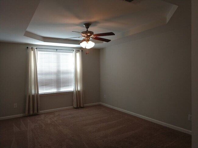 Building Photo - Three Bedroom in a Quaint Neighborhood