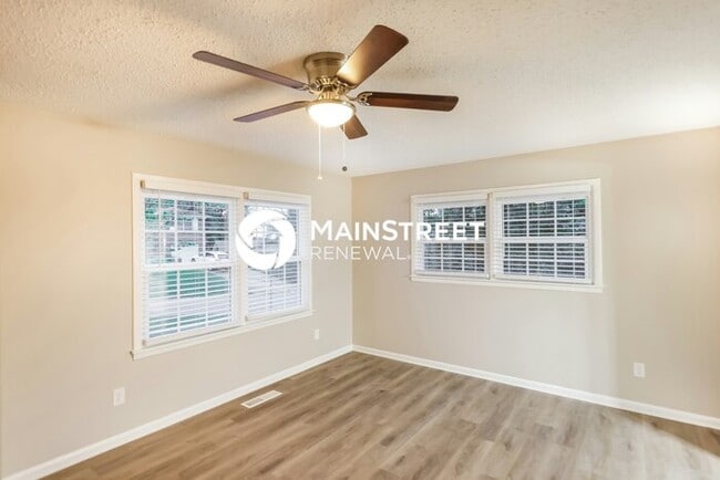 Building Photo - 5 Bedroom Pet-Friendly Home in Tarrant, AL with Main Street Renewal