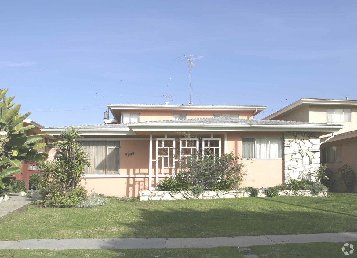 Primary Photo - 2809 W Rosecrans Ave