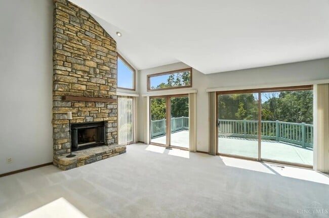 Building Photo - Luxury, Privacy, and Convenience All in One!