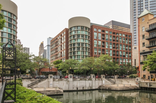 Building Photo - 440 N McClurg Ct