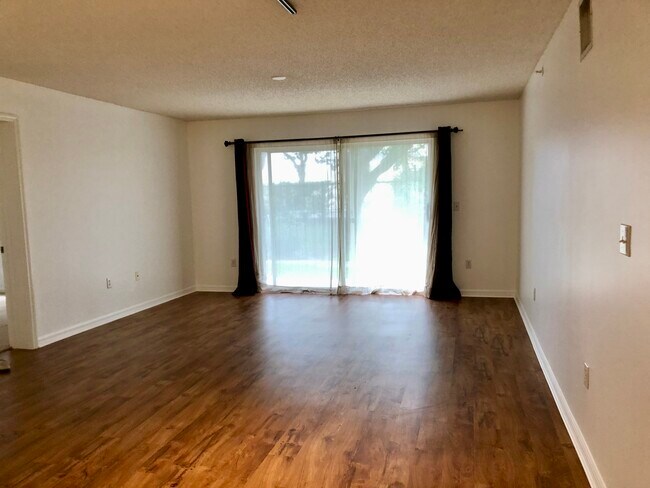 Foto del edificio - 1100 Crestwood Ct S