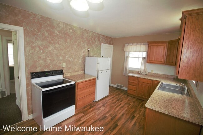 Building Photo - 820 S 114th St