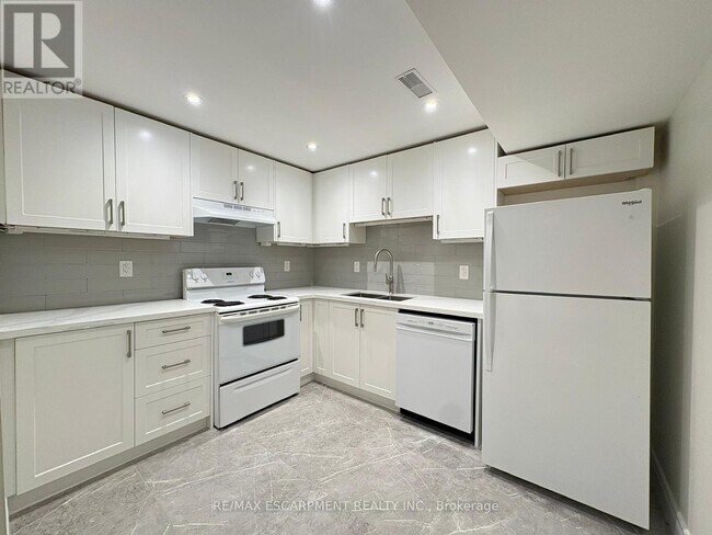 Building Photo - 25 Emmitt Rd