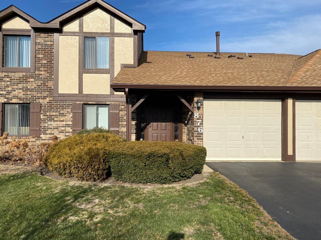 876 Cross Creek Dr N Unit B2, Roselle, IL 60172 Condo for Rent in