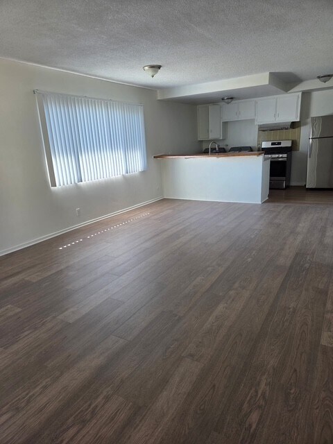 Building Photo - 420 1/2 Casanova St