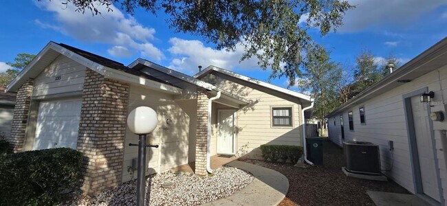 Building Photo - 2315 NE 40th Ave