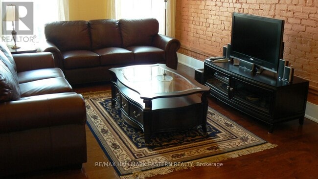 Building Photo - 416 Chambers St