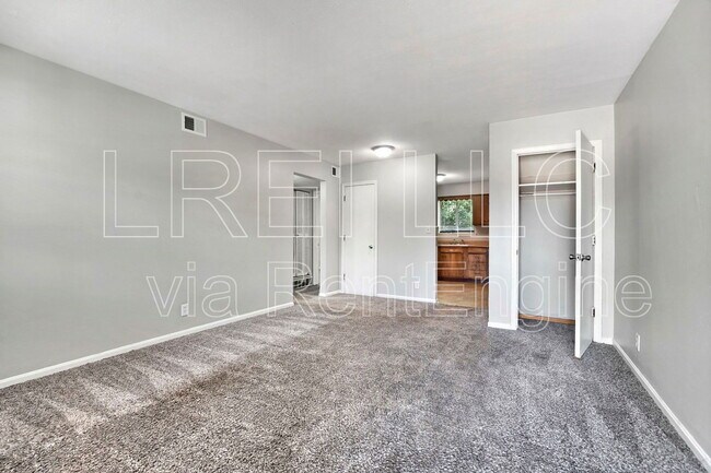 Foto del edificio - 3811 Carpenter Dr