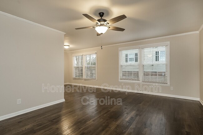 Building Photo - 2608 Robin Hood Dr