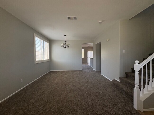 Foto del edificio - 4 Bedroom with NEW Carpet & Paint