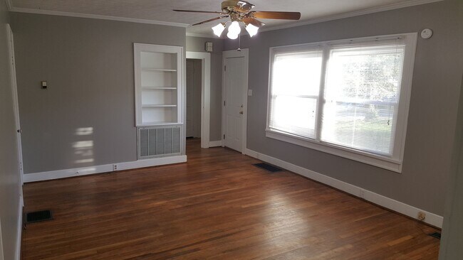 Foto del edificio - Fenced Backyard. Sunroom. Close to CNU.